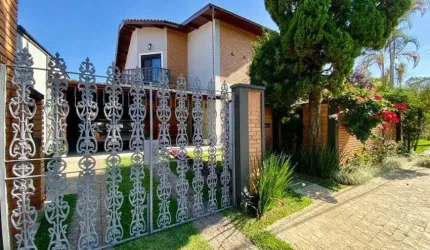 Condomínio Colinas sobrado com 316m2 com area gourmet + edicula - avalia troca com apartamento