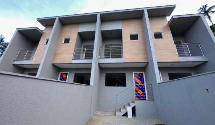 Imperdível oportunidade: Casa à venda em Joinville-SC, no bairro Floresta, com 2 quartos, 2 suítes, 2 salas, 2 banheiros, 1 vaga de garagem e 100,62 m².