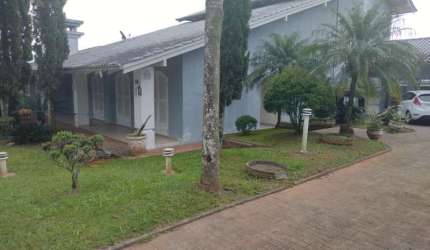 Imponente residência de luxo com 5 quartos e 4 suítes no bairro Floresta, Joinville-SC: 5 salas, 5 banheiros, 6 vagas de garagem e 548,78m²!