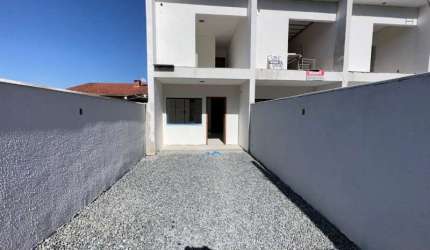 Oportunidade imperdível: Casa à venda em Joinville-SC, bairro Nova Brasília! 2 quartos, 1 suíte, 2 banheiros, 2 vagas de garagem.