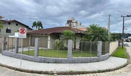 Casa Térrea Espaçosa e Confortável no Bairro Santo Antônio - Joinville