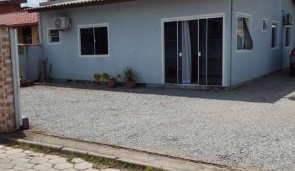 BELÍSSIMA CASA DISPONÍVEL PARA VENDA
