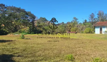 Casa com 3 Quartos, Jardim Frutífero e Amplo Espaço