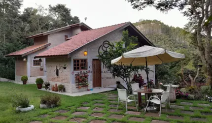 Oportunidade Única: Chácara com Jacuzzi e Suítes