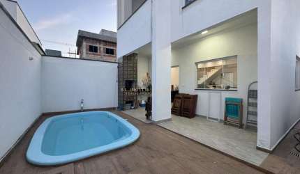 Sobrado com piscina em condomínio fechado: o lar perfeito para sua família!