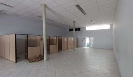 Salão comercial à venda no Jardim Toledo, em Votorantim-SP.