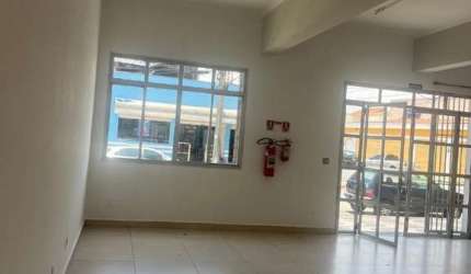 Sala comercial para alugar na Vila Haro, em Sorocaba-SP.