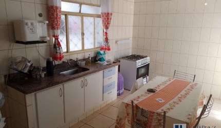 Casa para venda no Ipiranga em uma travessa tranquila, 2 dormitorios, garagem em 150 m2 de area total