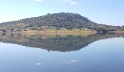 Excelente sitio para venda no Lago de Furnas/  Serra da Canastra, em Cassia / Delfinopolis-MG, com 8 hectares, ponta de peninsula, com 400 m de margem