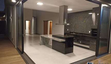 Linda casa nova alto padrão para venda no Portal da Mata, 3 suites com 1 master, gourmet e piscina em 300 m2 de area total, lazer no condomínio, porta
