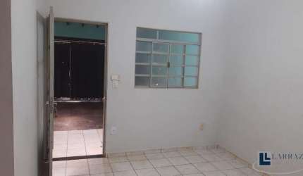Casa para venda no Parque dos Pinus, localizada na avenida, 3 dormitorios, 2 banheiros, área construída 127 m2 em um terreno de 160 m2