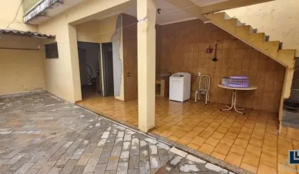 Casa para venda no Parque dos Bandeirantes, cômodos amplos, 3 dormitorios sendo 1 suite mais edícula em 262 m2 de área total