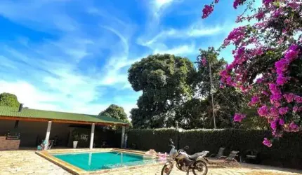 Linda chácara alto padrão para venda no Condomínio Hípica, 600 m2 construídos em um terreno de 5.000 m2, casa principal e casa anexa, lazer completo