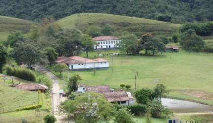 Linda fazenda de cinema múltipla aptidão para venda na região de Lorena-SP, com 55 alqueires, casarão histórico, rica em água e várias benfeitorias