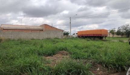 Ótimo terreno misto para venda no Residencial Jardim Fortaleza em Brodowsky, com 294 m2, de esquina, pronto para construir, excelente ponto comercial