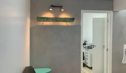 Excelente Sala comercial para venda no Centro de Ribeirão Preto no tradicional Edifício Jose Chufalo, toda reformada, sala recepção, 2 consultorios e