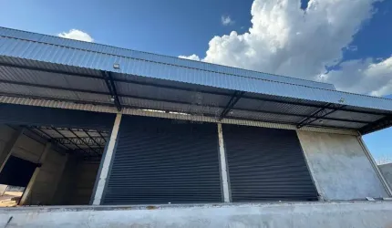 BARRACÃO COM DOCAS