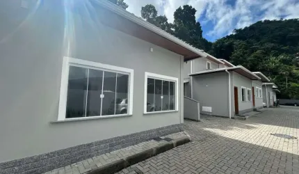 Casa em Condomínio para Venda em Petrópolis, Mosela, 3 dormitórios, 1 suíte, 2 banheiros, 3 vagas