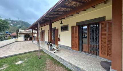 Casa para Venda em Petrópolis, Nogueira, 4 dormitórios, 1 suíte, 3 banheiros, 4 vagas