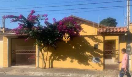 Casa à venda em Taubaté-SP, Jardim Independência: 3 quartos, 1 suíte, 1 sala, 3 banheiros, 3 vagas, 250m² de área.