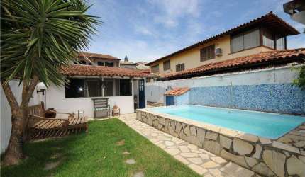 Ótima casa com 4 quartos, piscina e área de churrasco em localização privilegiada