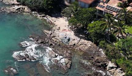 Casa pé na areia à venta em Búzios Ferradura com RGI e prainha exclusiva