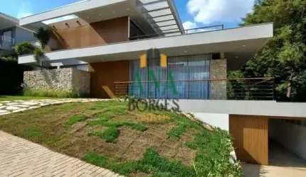 5 Dormitórios, Sendo 4 Suítes: A casa conta com cinco amplos dormitórios, sendo quatro suítes, o que garante total privacidade e conforto para a família.