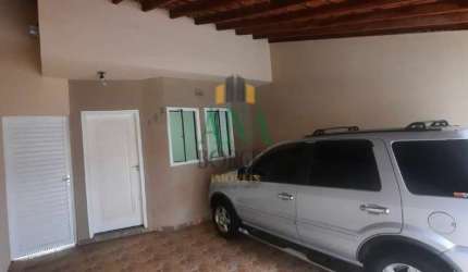 É  uma casa com Garagem  pra 2 veículos