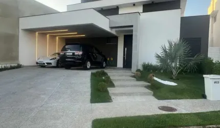 Casa com 03 suítes em Condomínio