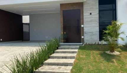 Casa com 03 suítes em Condomínio