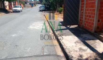 Venda de terreno, com casa no fundo