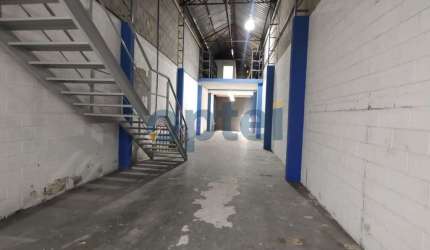 EXCELENTE GALPÃO DE 390 M², COM MEZANINO, PARA LOCAÇÃO NO RUDGE RAMOS EM SÃO BERNARDO DO CAMPO
