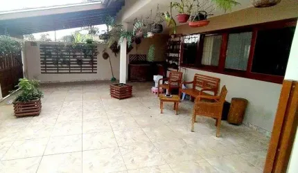 Casa Assobradada de 03 Quartos no Perequê-Açu em Ubatuba