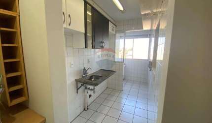 Apartamento no Morumbi para locação, 2 dormitórios sendo 1 com armários planejados, sala, cozinha, banheiro, 1 vaga de garagem.