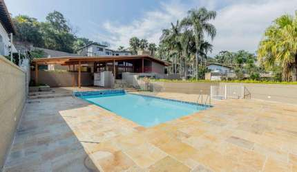 À Venda: Encantadora Casa Térrea, Reformada no Morumbi, Real Parque, com Piscina, Churrasqueira e 8 vagas de garagem.