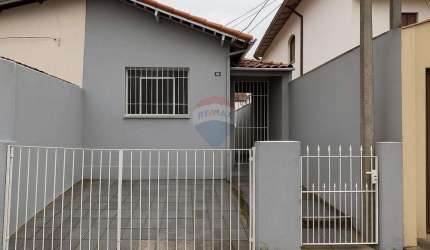 Casa composta por 01 dormitório, sala, cozinha, banheiro, área de serviço, quintal, edícula e 1 vaga de  garagem.