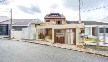 Triplex de frente pra rua no Pilarzinho