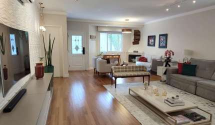 Versátil casa em condomínio para venda com 4 quartos, sendo 2 suítes, 260m²