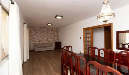 Versátil sobrado para venda com 5 quartos, sendo 1 suíte, 270m²