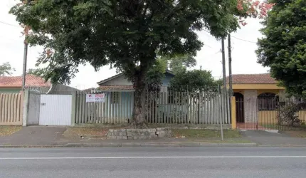 Excelente oportunidade! Terreno à venda com 2 residências, localizado no bairro Hauer.