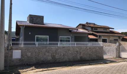 Linda casa novinha em folha em Bombas