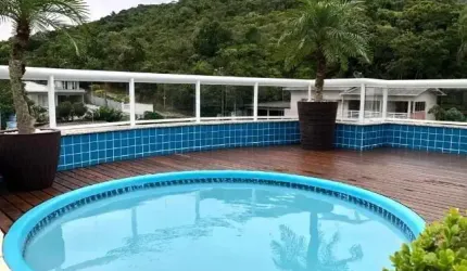 Linda cobertura em Bombas, 139,2m² privativos, piscina, três suítes, 2 vagas, mobiliada.