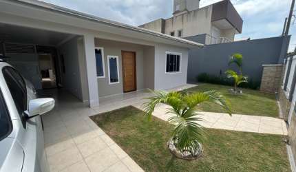 Linda Casa à Venda na Praia de Bombas
