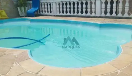 Linda Casa a venda em excelente localização