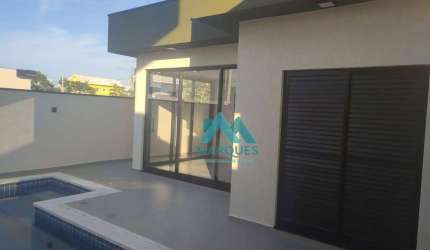 Casa com piscina, móveis planejados e todo o conforto de um condomínio.