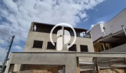 Sobrado em construção com 3 dormitórios, sendo 1 suíte, cozinha integrada com a sala e espaço gourmet