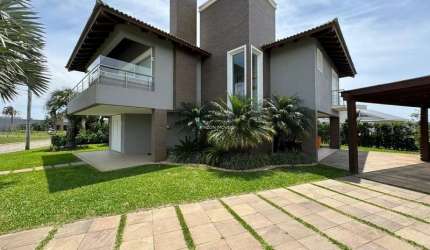 Casa em excelente condomínio náutico.