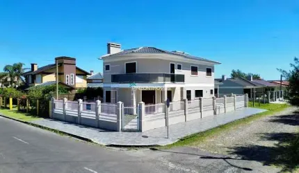 Excelente sobrado em uma das principais avenidas de Atlântida Sul.