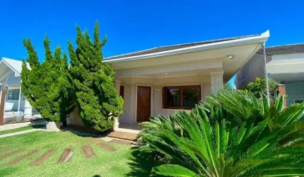 Casa a 150 metros da praia com 04 dormitórios