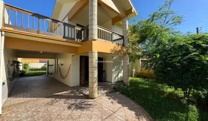 Sobrado com piscina próximo da praia
